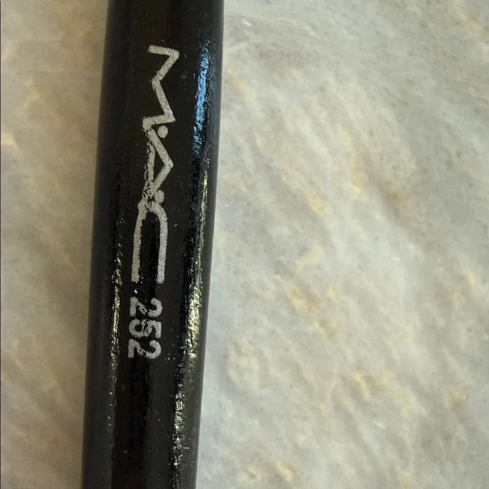 MAC‎ 252 Professional Makeup Brush 252 Synthetic Large Shader Brush